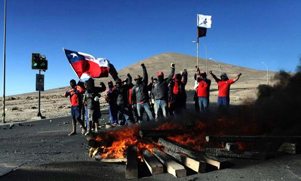 Huelga-Escondida-fuego-0317