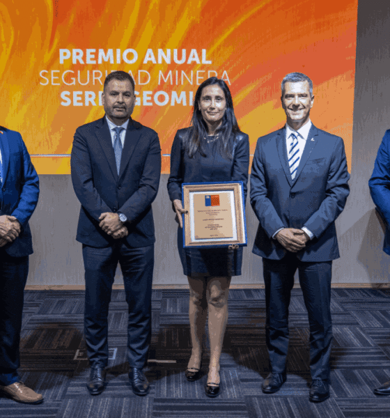 Imagen : Manuel Lorca, director nacional (s) de Sernageomin; William Henott; director de Operaciones, y Flavia Rojas, directora de Seguridad y Salud Ocupacional, ambos de Lundin Mining Caserones; Juan Andrés Morel, vicepresidente ejecutivo y COO de Lundin Mining; y diputado Ignacio Urcullú.